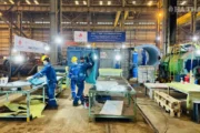 Ha Thanhは、大型パイプおよびタンク製造工場で、ゴムライニングと接着を完了しました。