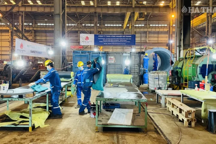 Ha Thanhは、大型パイプおよびタンク製造工場で、ゴムライニングと接着を完了しました。